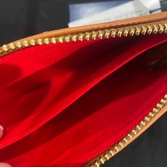 DOONEY & BOURKElarge zip wristlet! Such a pretty plaid with tan leather trim!